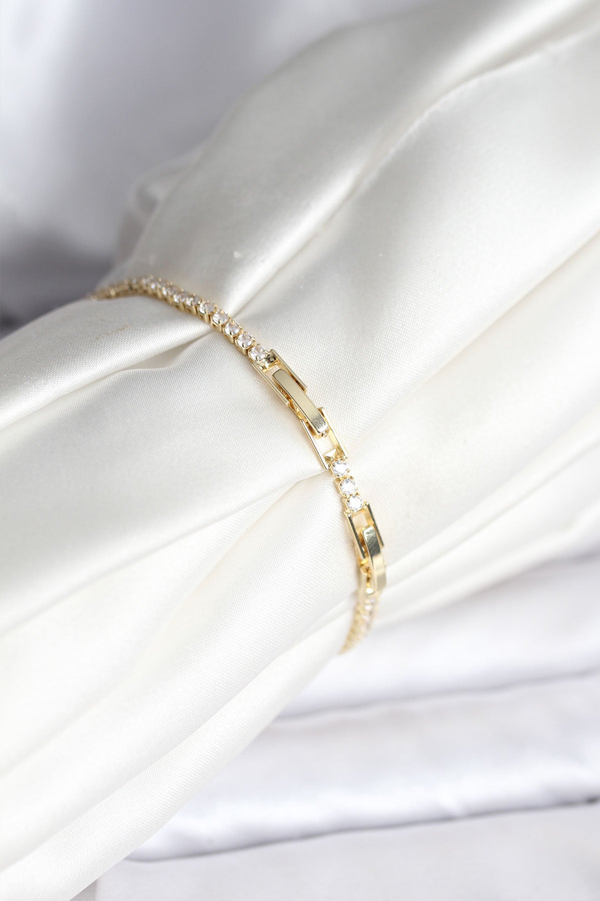Kelebek Model Zirkon Taşlı Gold Renk Pirinç Su Yolu Kadın Bileklik